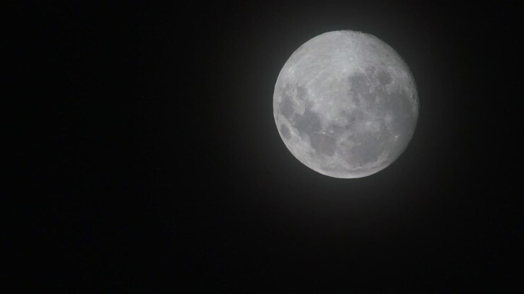 Lua na Austrália e Neblina: Zoom de 600m na Lua Cheia por Taylor Brant Film
