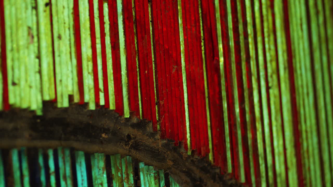 toma de una vidriera verde y roja en el kafe pryp'yat