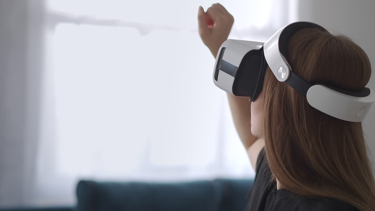 una mujer está usando una pantalla hmd moderna tocando la realidad virtual a mano retrato de una mujer con un dispositivo en la cabeza tecnología moderna de vr