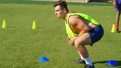 jugadores de fútbol ejercitándose en el campo 4k