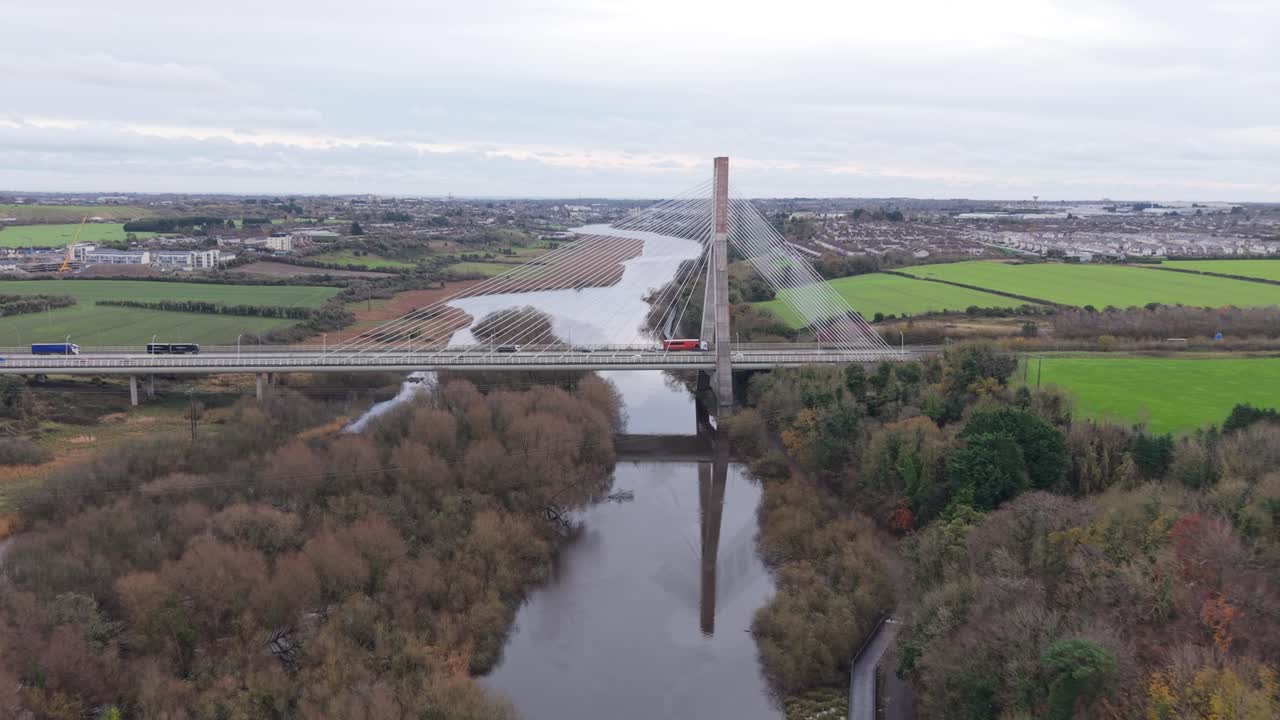 푸른  과 나무 로 둘러싸인 조용 한 강 을 가로지르는 케이블 스테이브 다리