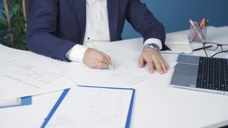 ingeniero que trabaja en el proyecto.