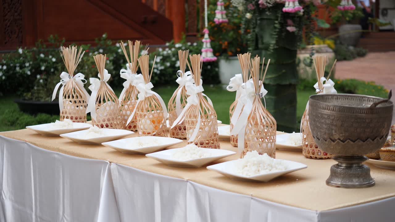 승려 를 위한 음식 과 재료 가 들어 있는 제물 바구니