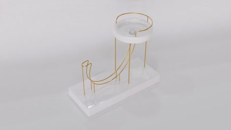escultura geométrica abstracta blanca y dorada