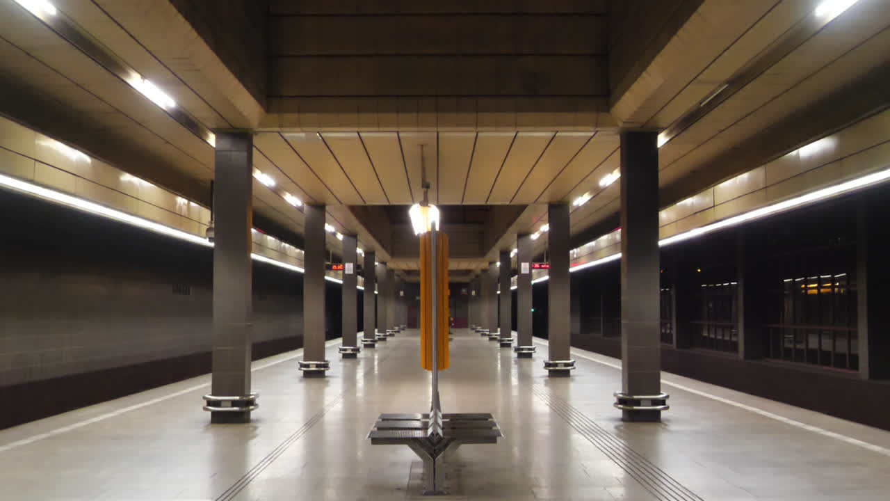espeluznante estación de metro vacía durante la pandemia del virus covid-19 en cámara lenta
