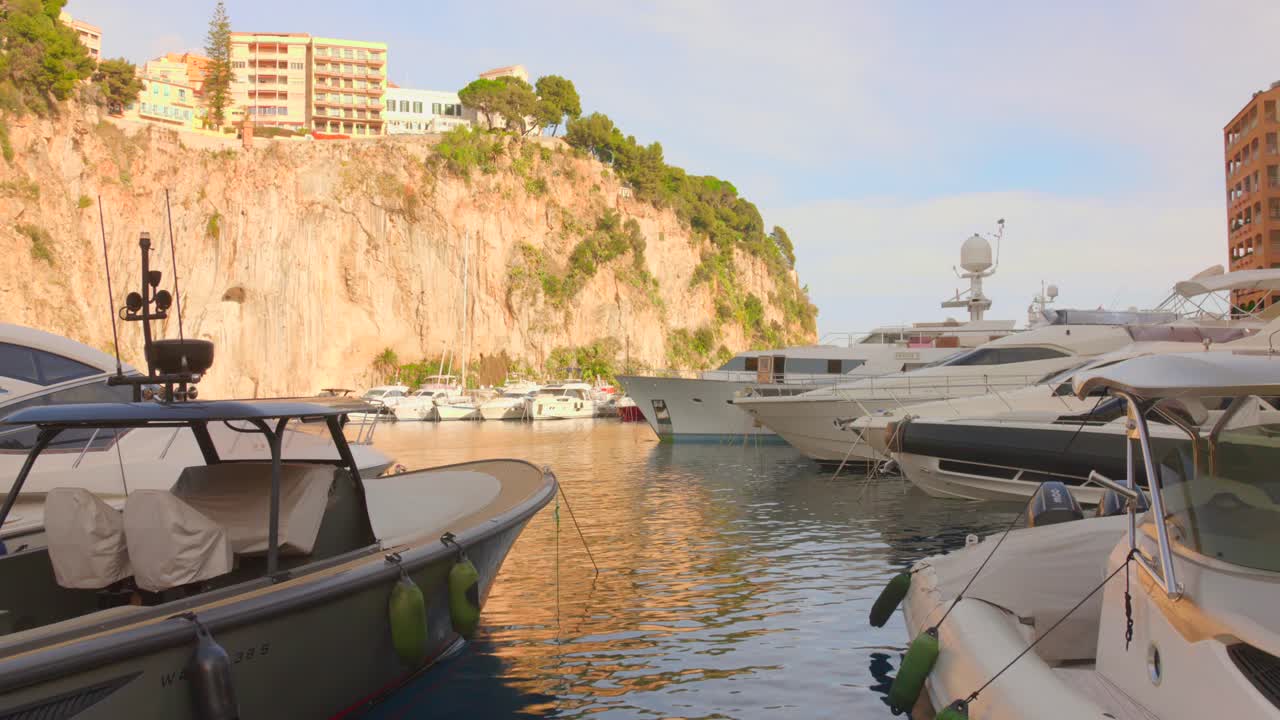 Porto di Fontvieille con yacht e barche a vela in estate a Monaco. - inquadratura ampia.