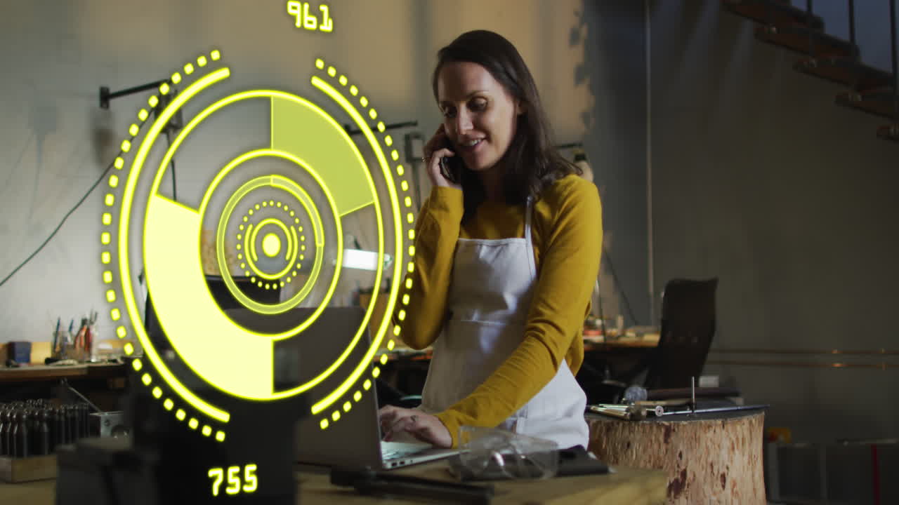 animación de escaneo de alcance y procesamiento de datos sobre mujer de negocios caucásica en la oficina