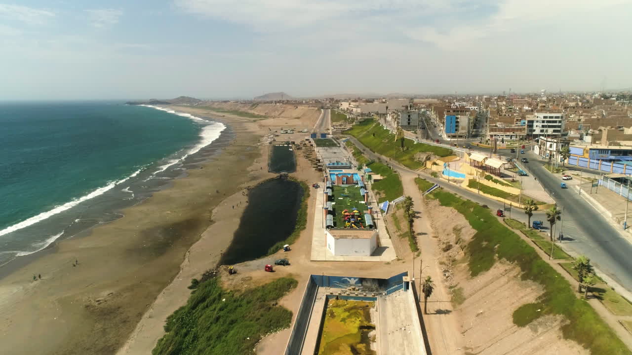 fotografía de un avión no tripulado volando a lo largo de la playa chorillos, un día soleado en huacho, perú