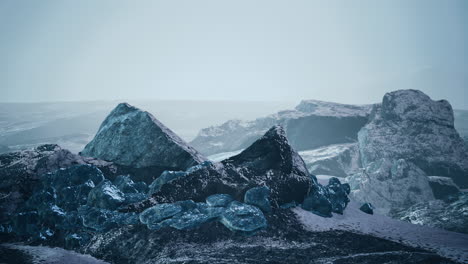 Hielo-De-Nieve-Y-Rocas-En-El-Paisaje-Del-Norte