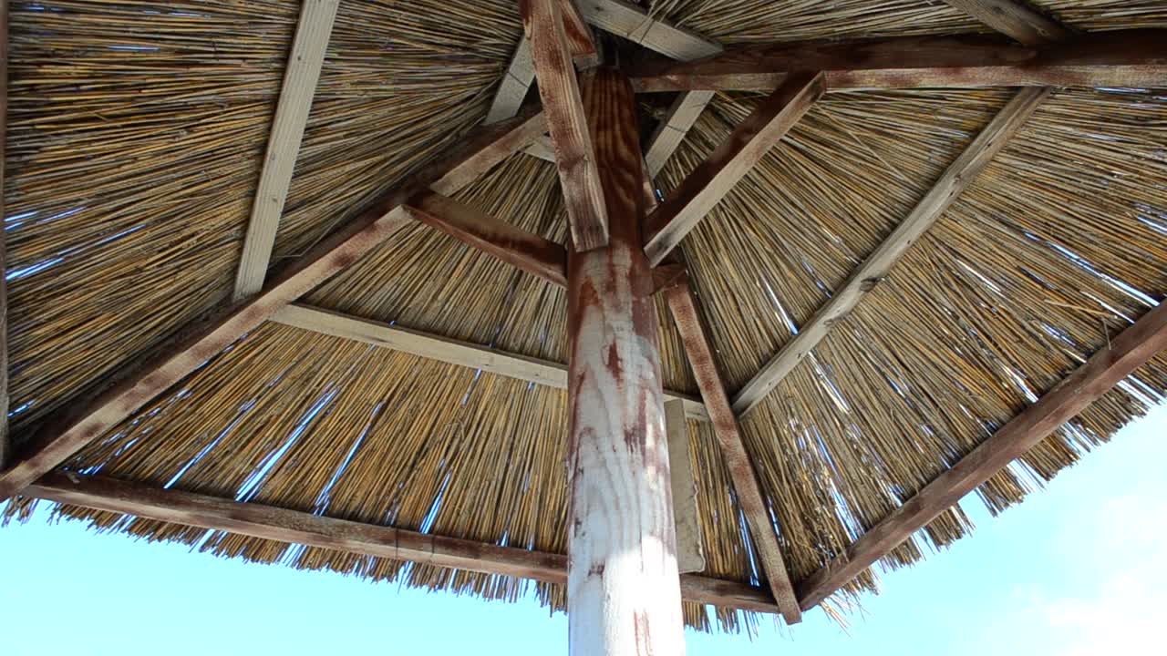 Baldacchini di paglia. Riprese su una spiaggia