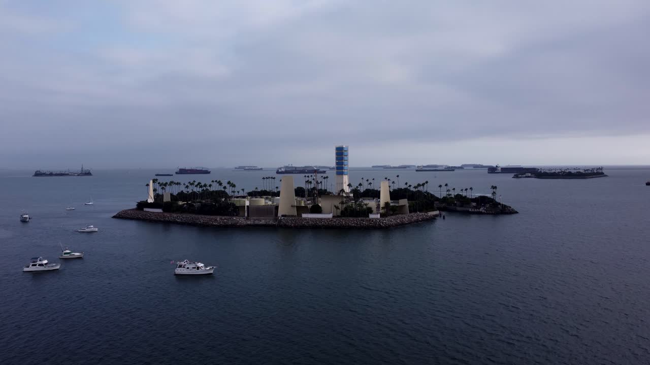 아름다운 공중 드론 샷, 캘리포니아 롱비치에 있는 무인 항공기 순환 섬