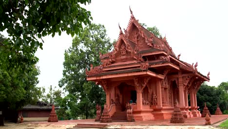 una mujer entra en el templo budista rojo
