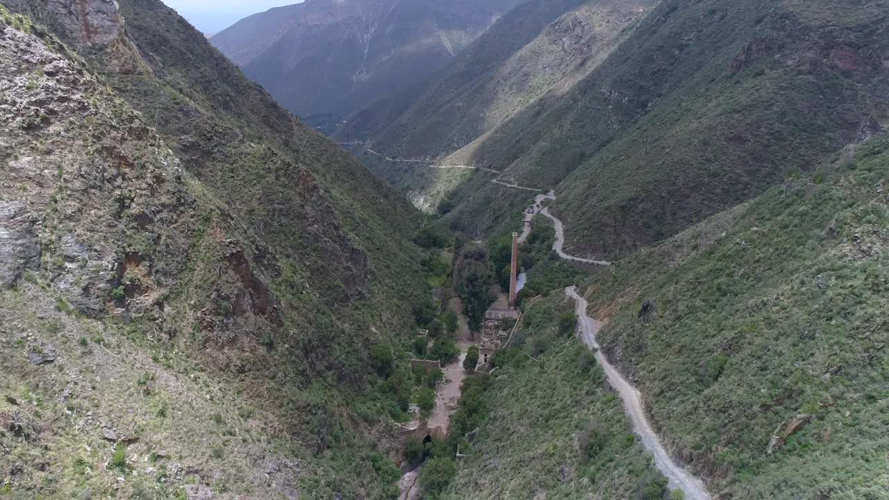 toma aérea de un cañón y una mina abandonada en real de catorce, san luis potosi, méxico