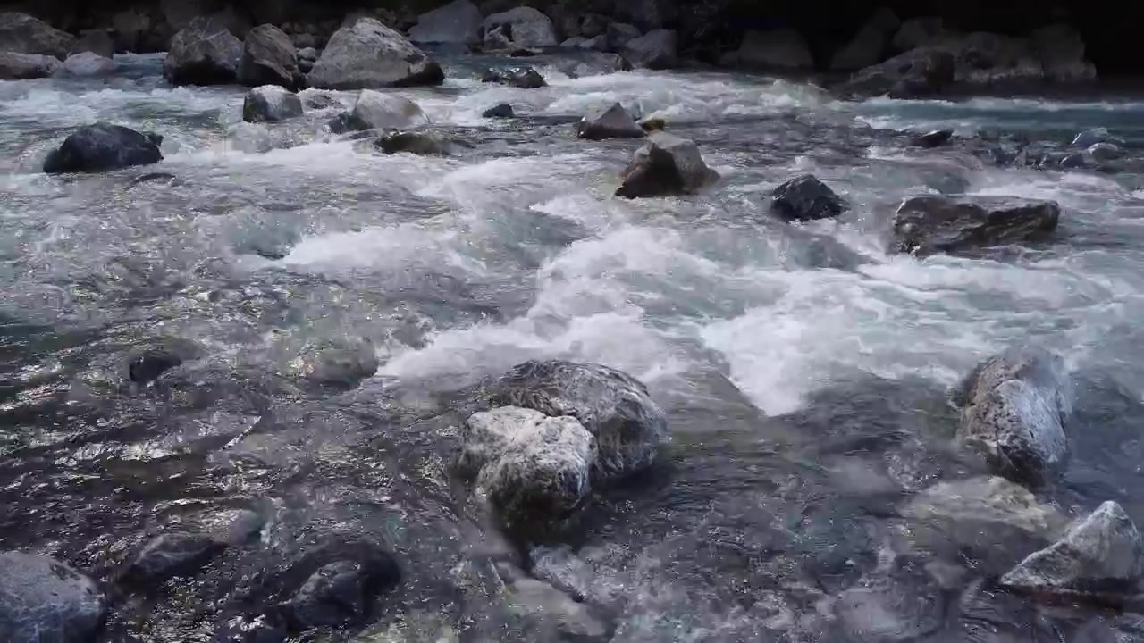 Acqua fredda di disgelo glaciale del fiume Kander nelle Alpi svizzere della Kandertal, Svizzera. Rapide poco profonde di acqua bianca che scorrono attraverso una gola rocciosa.