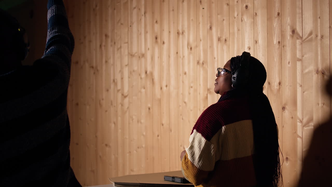 권총을 들고 사격장에서 훈련하는 여자, 종이 표적에 대한 결과를 보고