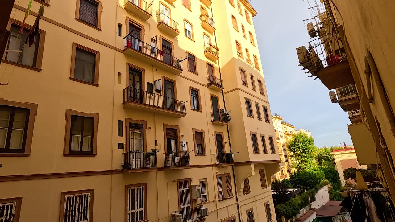 Vista di edificio residenziale e dintorni