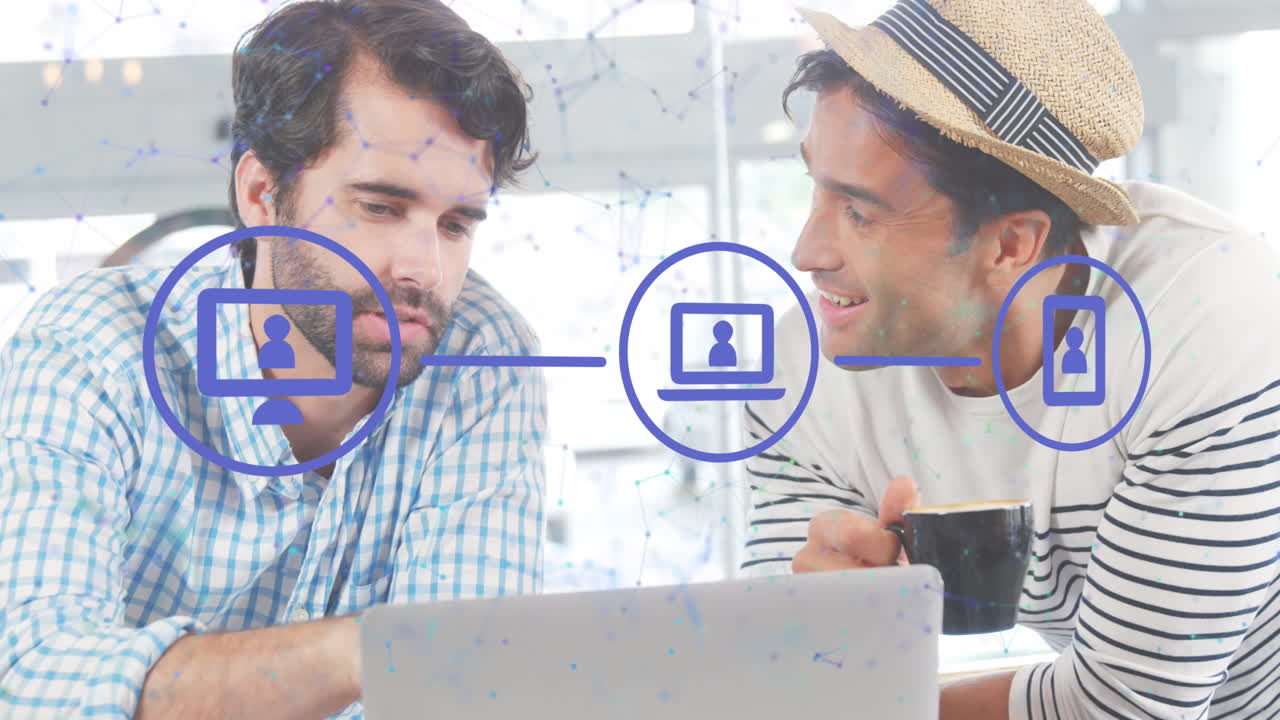 animación de una red de conexiones e iconos digitales sobre dos hombres diversos discutiendo en una computadora portátil.