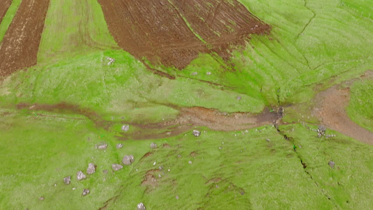 aldea de gásadalur y cascada de múlafossur en la isla de vágar, islas feroe, vista aérea