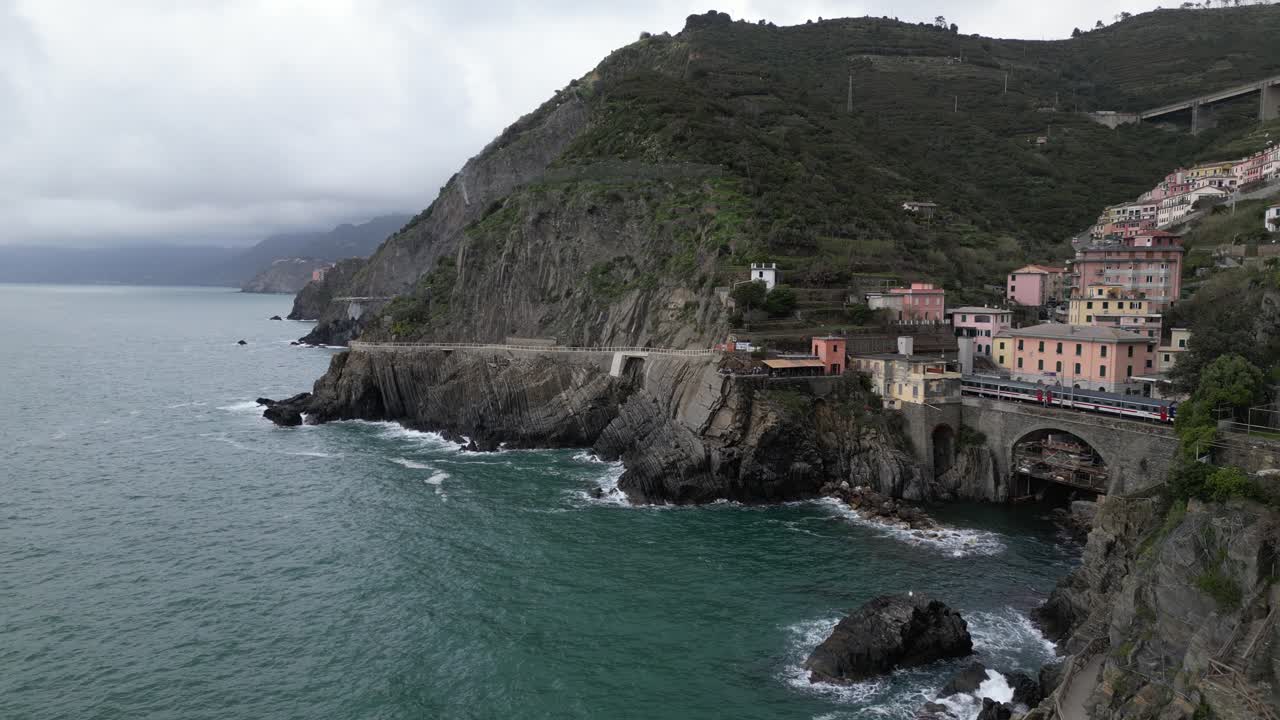 Riomaggiore Cinque Terre Italia, incredibile vista aerea dal basso che mostra scogliere e un ponte