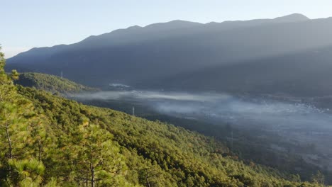 Deforestación-Quemando-Humo-En-El-Valle-Montañoso-De-China,-Impacto-Agrícola,-Aéreo