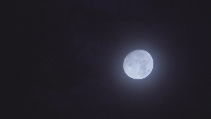 Lua quase cheia no céu à noite, bela natureza.
