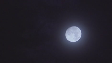 cerca de la luna llena en el cielo por la noche, naturaleza hermosa.