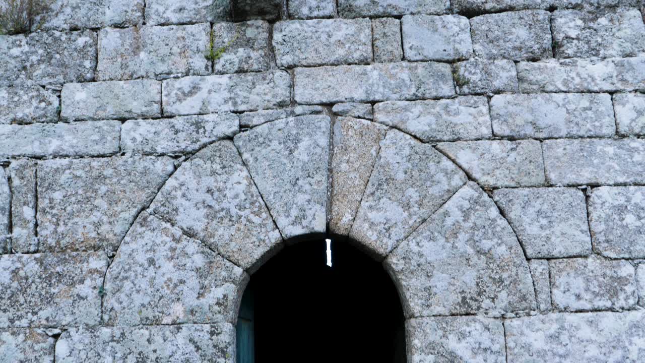 puerta arqueada en el castillo de monforte de río libre, chaves
