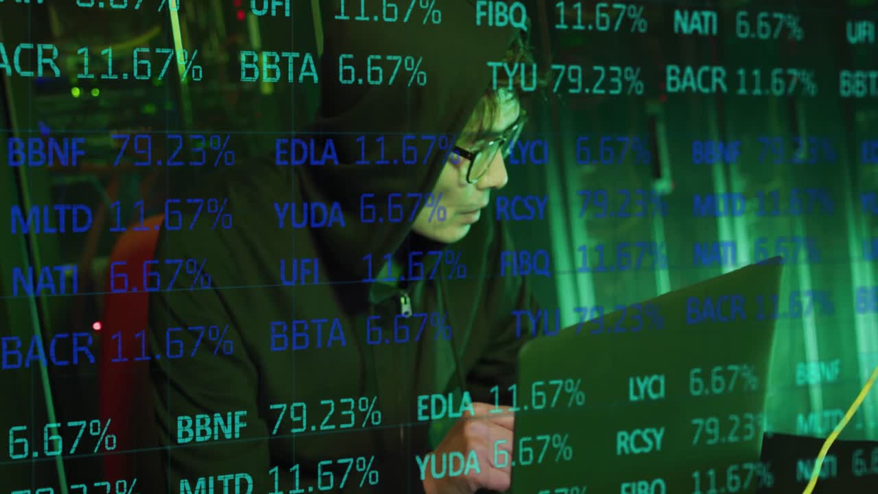 컴퓨터 서버에 의해 노트북으로 아시아 남성 해커를 통해 데이터 처리의 애니메이션