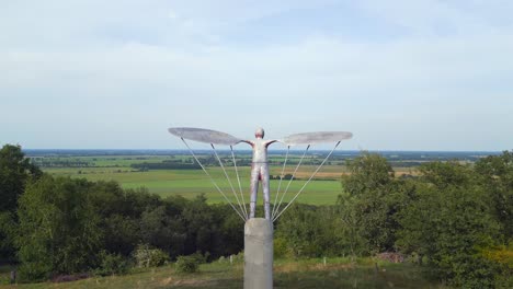 monumento a lilienthal colina voladora verano alemania