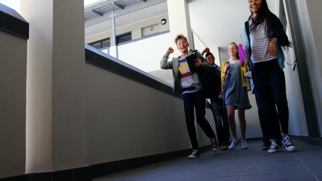 복도 에서 달리는 반 친구 들 의 집단