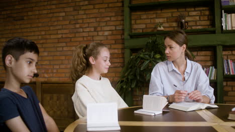 Brunette-teacher-talking-with-female-student-during-class