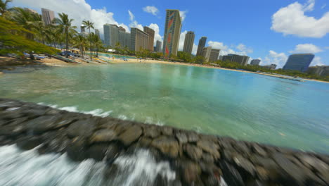 volando sobre el océano pacífico hacia la playa de waikiki, fpv drone volando rápido sobre waikiki con honolulu y cabeza de diamante en la distancia
