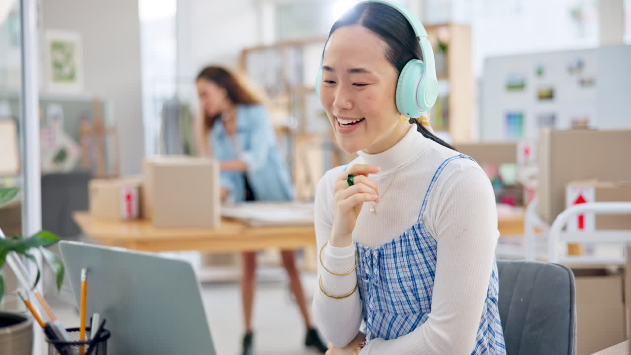 스타트업, 비즈니스 소유자 및 비디오 통화의 여성