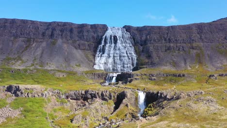 bella toma aérea de la cascada dynjandi en los fiordos del oeste de islandia 1