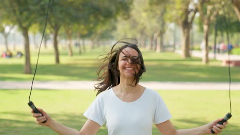 chica india saltando la cuerda en un parque por la mañana