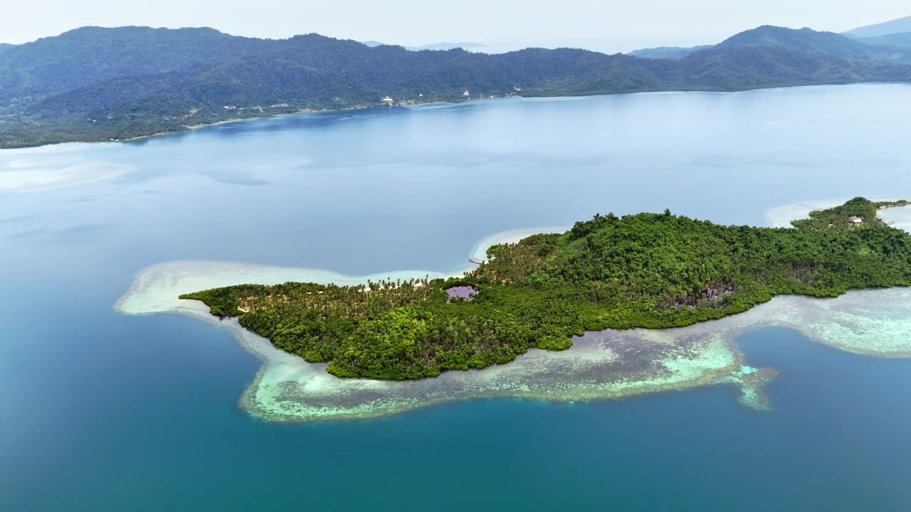 Letecký záběr dronem (režim Point of Interest) na krásný ostrov poblíž pláže White Beach, Filipíny