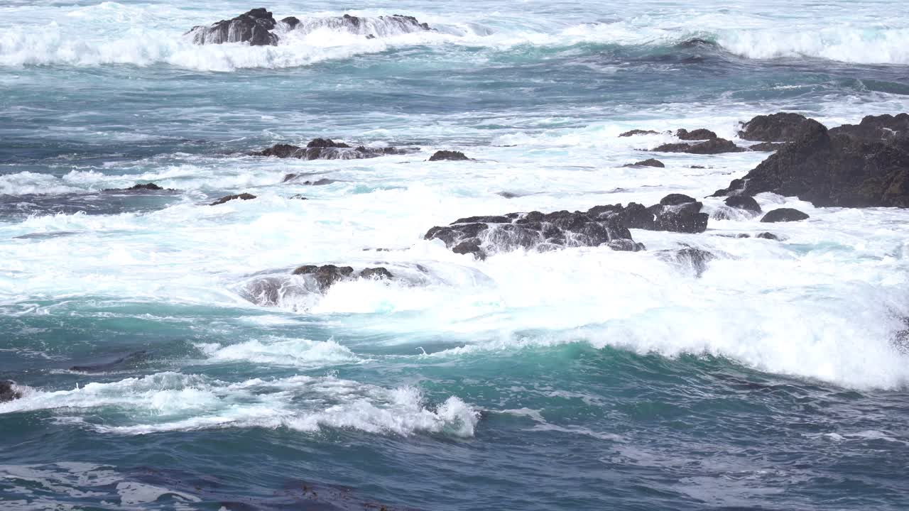 Vista ravvicinata delle onde dell'oceano sulla costa del Pacifico della California