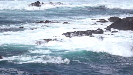 Vista-De-Cerca-De-Las-Olas-Del-Océano-En-La-Costa-Pacífica-De-California