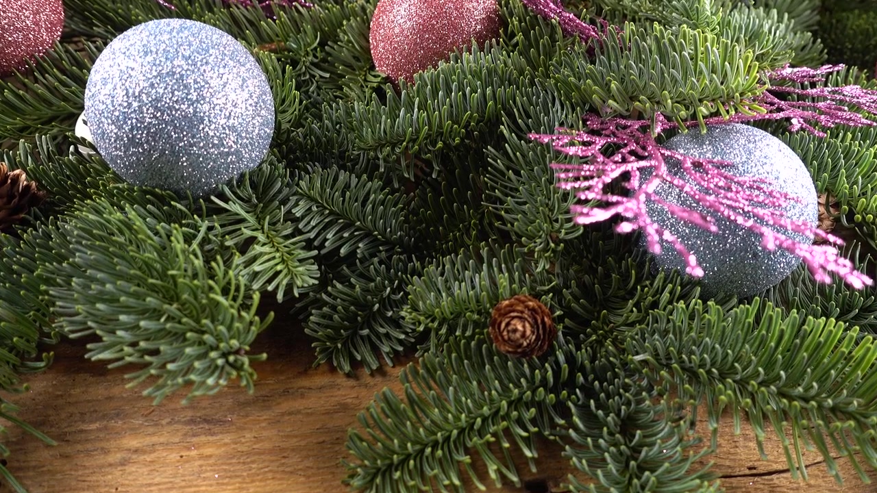Ramo di Abies nobilis con pigne e palline di Natale su una vecchia tavola di legno vintage