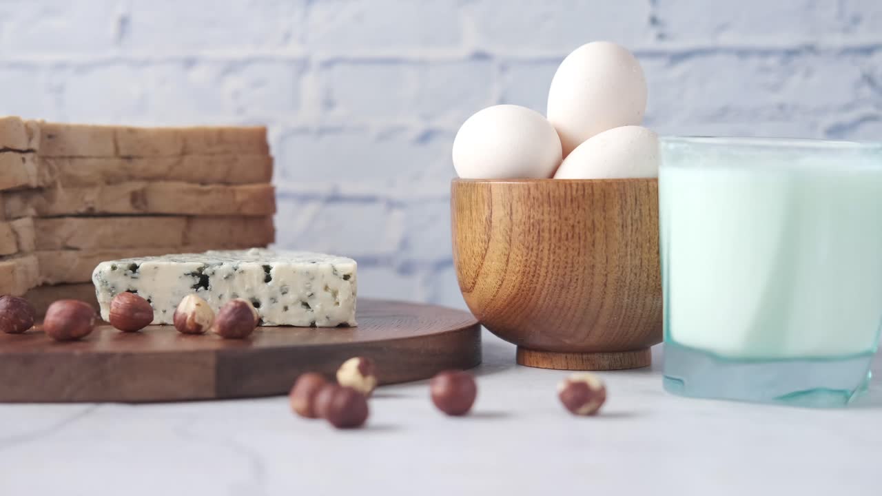 Morgenmad med brød, ost, æg og mælk