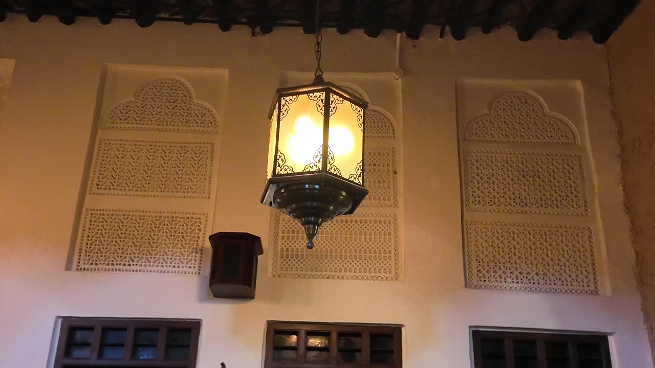 Interni decorati con lanterna sospesa