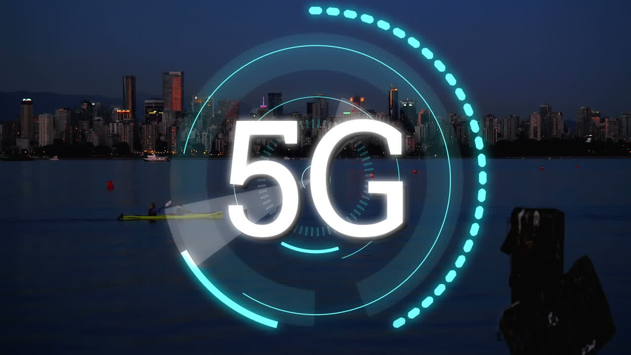 5g scritto nel mezzo di un cerchio futuristico e una vista della città durante la sera