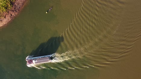 Vista-Aérea-De-Un-Barco-Turístico-Que-Atraca-Al-Atardecer-En-El-Río-Iguazú-En-La-Frontera-Entre-Argentina-Y-Brasil-En-América-Del-Sur