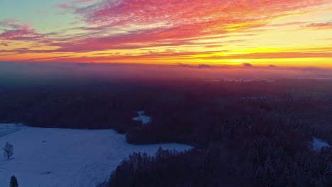 vista aérea del horizonte mágico de la puesta de sol naranja arriba