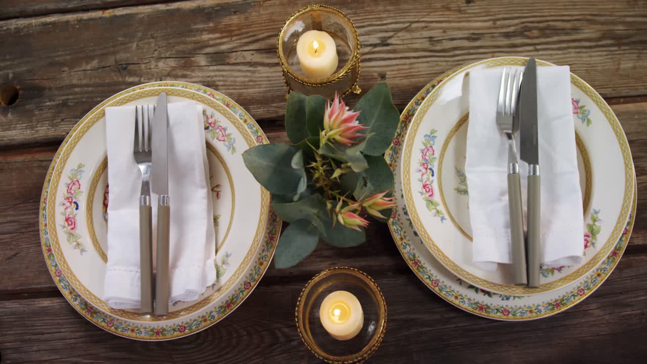 varios cubiertos en la mesa de madera 4k