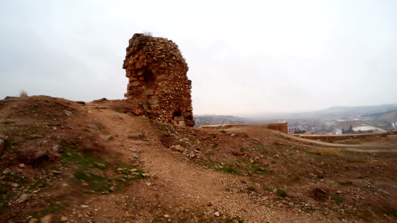 muro sobreviviente dentro de las ruinas del castillo de urfa nieve y lluvia