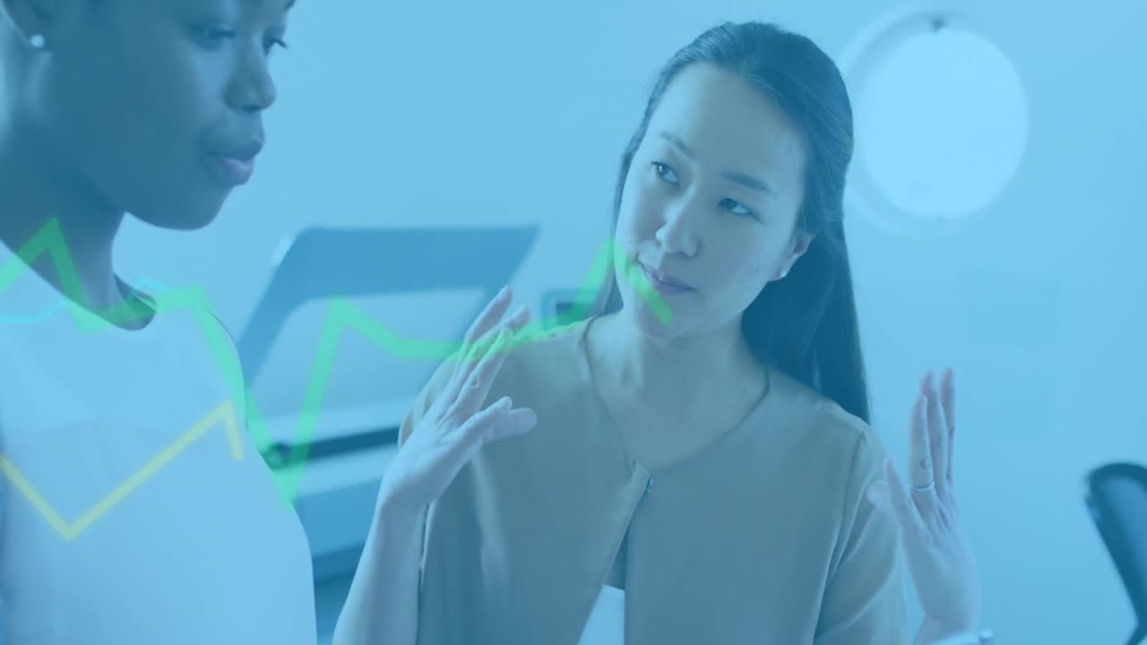 사무실에서 디지털 태블릿을 통해 토론하는 두 명의 다양한 여성에 대한 데이터 처리 애니메이션