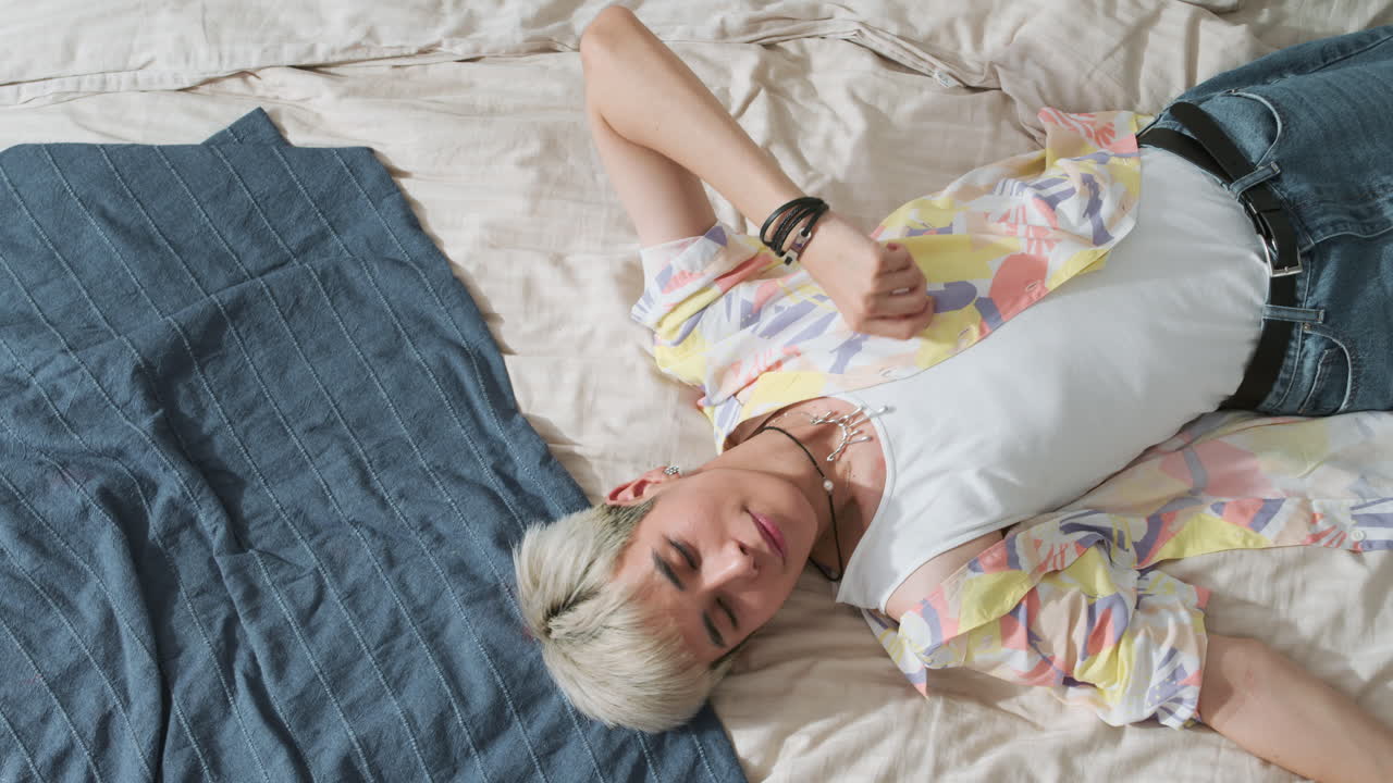 침대에 누워있는 사람