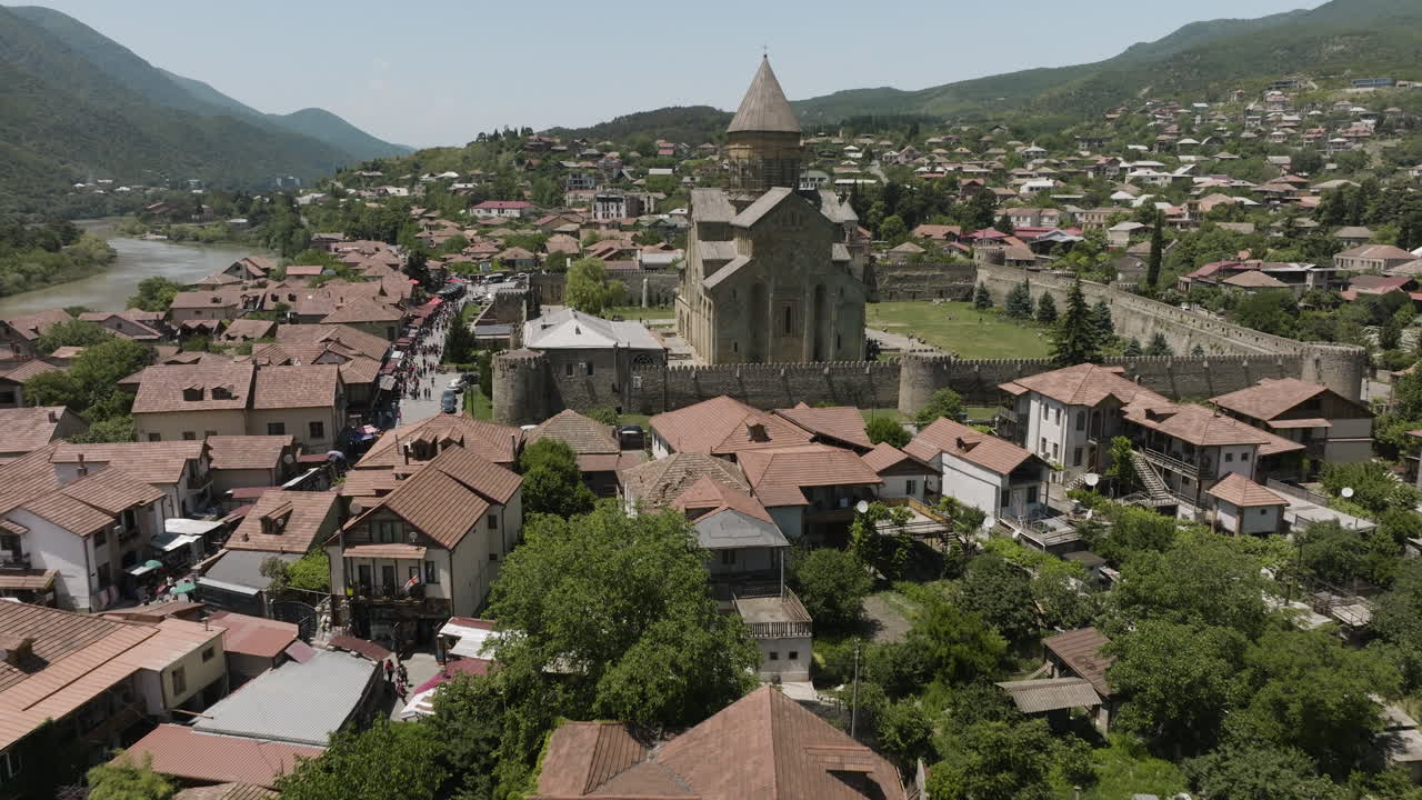 paisaje urbano de mtskheta con la catedral de svetitskhoveli en georgia