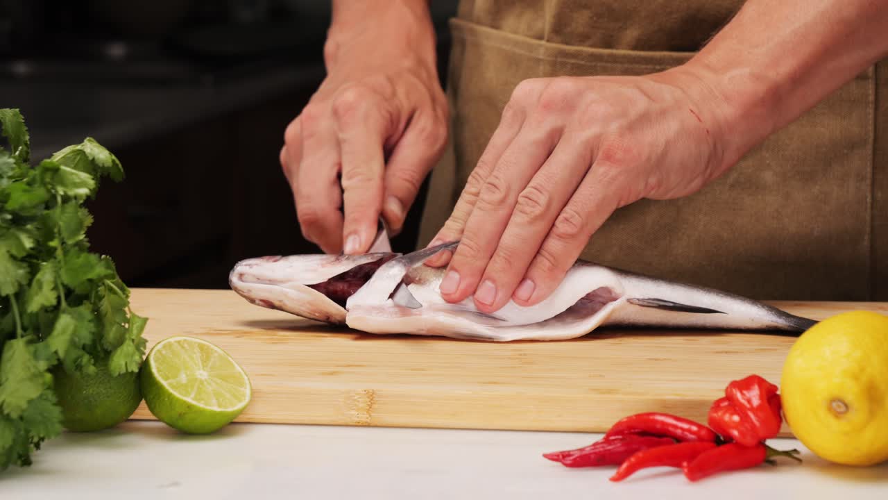 셰프는 물고기를 필레팅합니다.